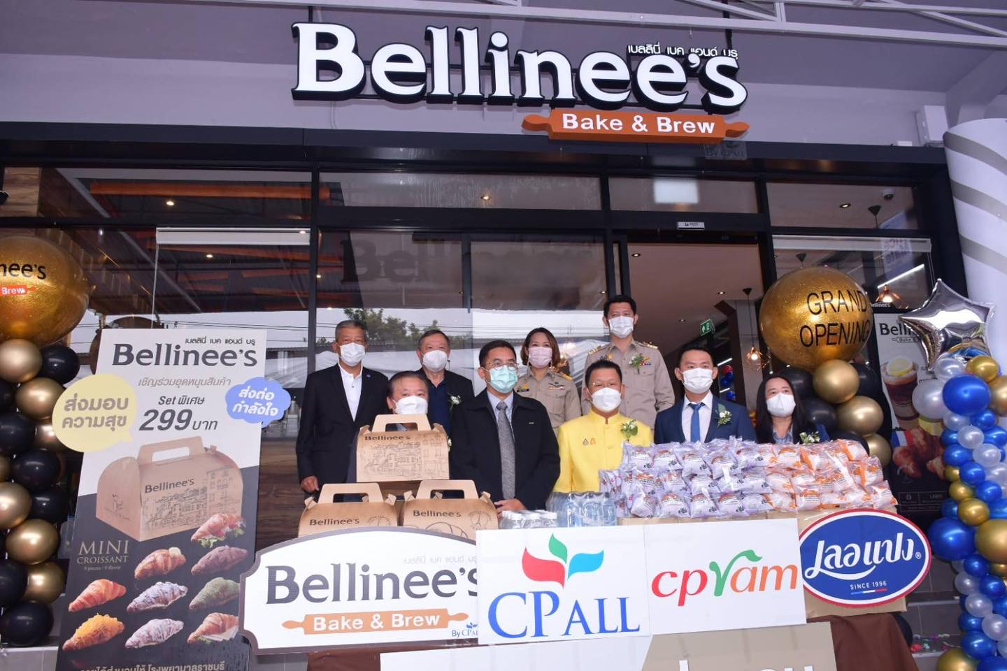 คณะผู้บริหารและเจ้าหน้าที่โรงพยาบาลราชบุรี Bellinee's Bake & Brew สาขาถนนศรีสุริยวงศ์ ราชบุรี ภายใต้การบริหาร บริษัท ซีพี ออลล์ จำกัด (มหาชน) เนื่องในวันเปิดร้าน grand opening มอบเงินและสินค้าเพื่อสนับสนุนบุคลากรทางการแพทย์